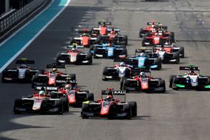 Nikita Mazepin, ART Grand Prix precede Leonardo Pulcini, Campos Racing e Anthoine Hubert, ART Grand Prix, alla partenza della gara