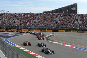 Valtteri Bottas, Mercedes AMG F1 W09 leads Lewis Hamilton, Mercedes AMG F1 W09 and Sebastian Vettel, Ferrari SF71H