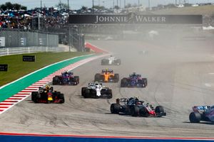 Kevin Magnussen, Haas F1 Team VF-18, devant Max Verstappen, Red Bull Racing RB14, Sergey Sirotkin, Williams FW41, Brendon Hartley, Toro Rosso STR13, Pierre Gasly, Scuderia Toro Rosso STR13, Stoffel Vandoorne, McLaren MCL33, and the remainder of the field on the opening lap