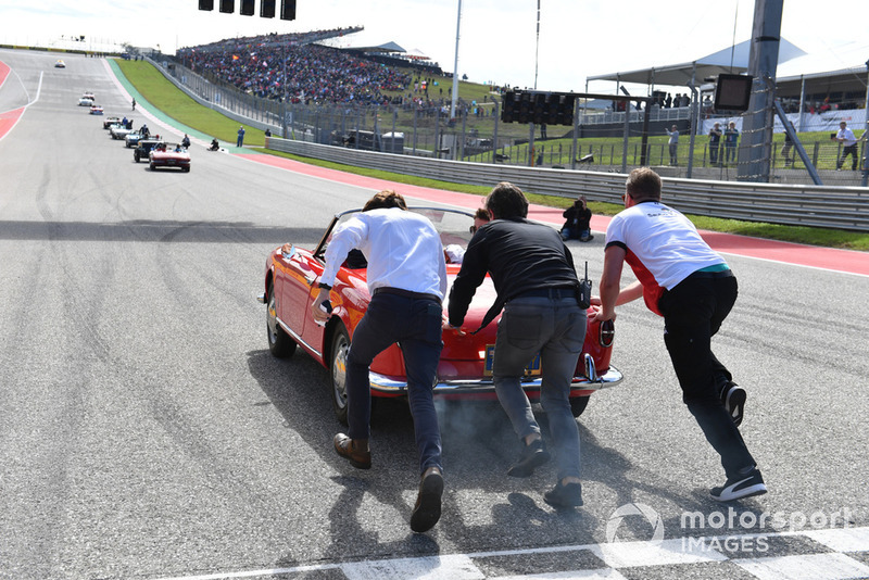 La macchina di Charles Leclerc, Sauber viene spinta per la drivers parade