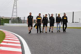 Carlos Sainz Jr., Renault Sport F1 Team walks the track