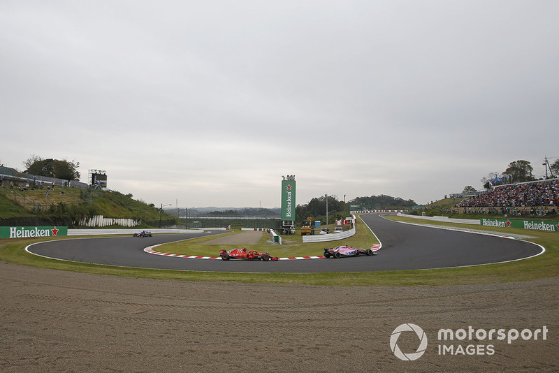 Esteban Ocon, Racing Point Force India VJM11 and Kimi Raikkonen, Ferrari SF71H