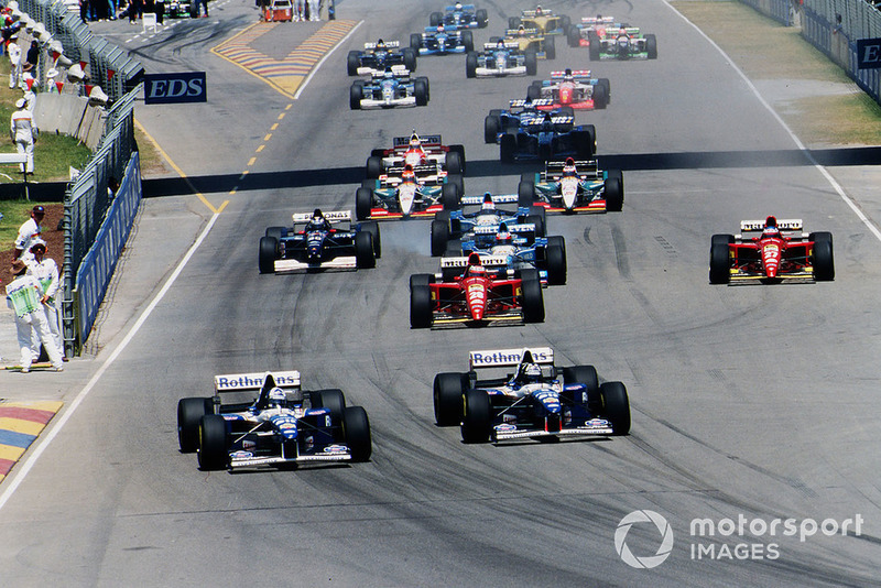 Damon Hill lidera a su compañero de equipo David Coulthard, Williams FW17B Renault, inicio de carrera