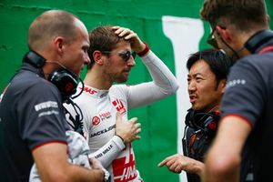 Romain Grosjean, Haas F1 Team, talks to Ayao Komatsu, Chief Race Engineer, Haas F1