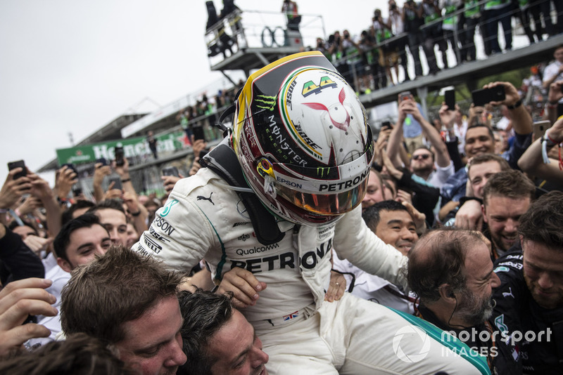 Ganador de la carrera Lewis Hamilton, Mercedes AMG F1 celebra en Parc Ferme