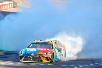 Yarış galibi Kyle Busch, Joe Gibbs Racing, Toyota Camry M&M's