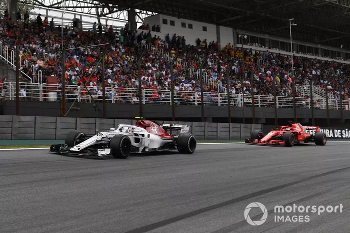 Charles Leclerc, Sauber C37 y Sebastian Vettel, Ferrari SF71H 