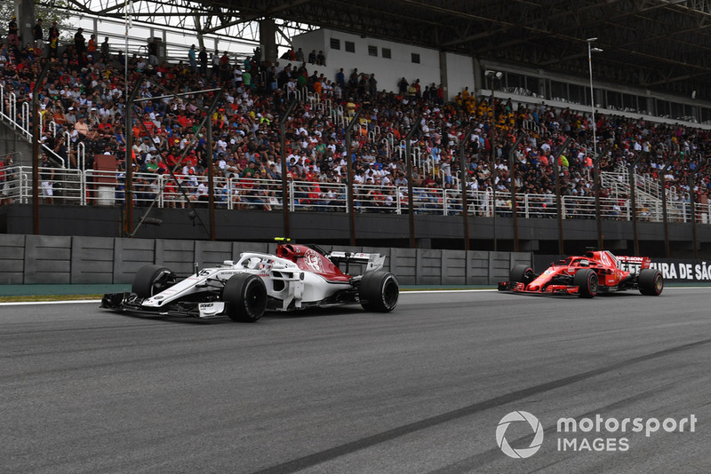 Charles Leclerc, Sauber C37 precede Sebastian Vettel, Ferrari SF71H