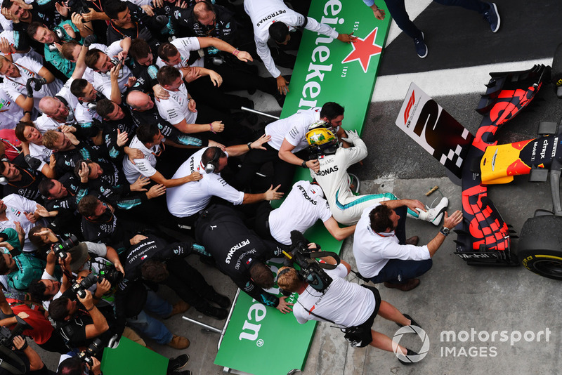 Lewis Hamilton, Mercedes AMG F1 fait tomber des barrières en fêtant sa victoire avec son équipe