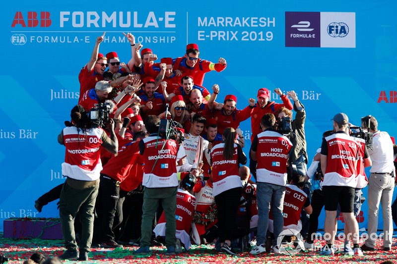 Jérôme d'Ambrosio, Mahindra Racing, festeggia la vittoria con il team Mahindra Racing
