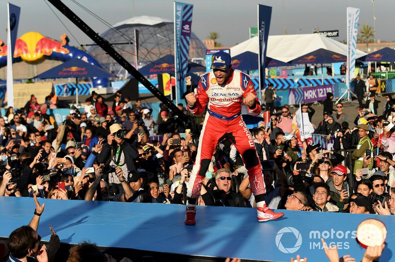 Jérôme d'Ambrosio, Mahindra Racing, 1° classificato, festeggia la vittoria