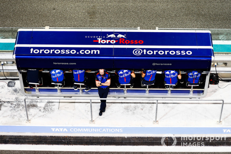 Los ingenieros de Toro Rosso en la pared del hoyo.