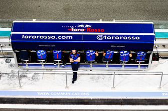 Ingegneri Toro Rosso al muretto box