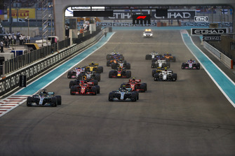 Lewis Hamilton, Mercedes AMG F1 W09 EQ Power+, devant Valtteri Bottas, Mercedes AMG F1 W09 EQ Power+, Sebastian Vettel, Ferrari SF71H, Kimi Raikkonen, Ferrari SF71H, Daniel Ricciardo, Red Bull Racing RB14, Max Verstappen, Red Bull Racing RB14, et le reste du peloton