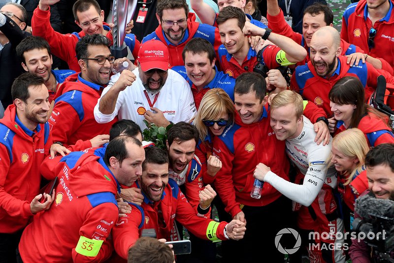 Jérôme d'Ambrosio, Mahindra Racing, M5 Electro, Felix Rosenqvist, Mahindra Racing, M5 Electro, posano per una foto con il team