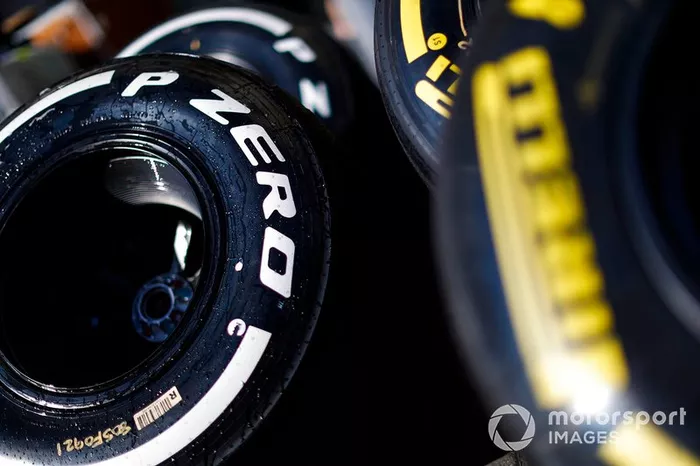 Neumáticos pirelli en el paddock
