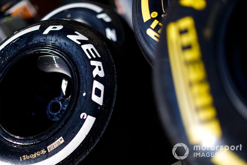Des pneus Pirelli dans le paddock