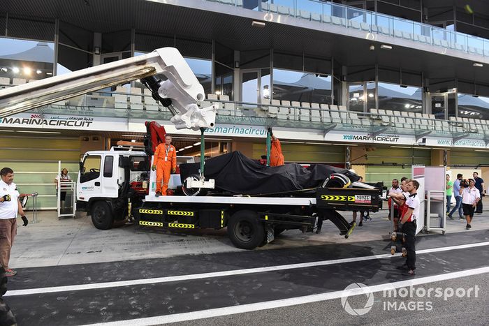 El coche de Kimi Raikkonen, Sauber C37 es regresado hasta los boxes