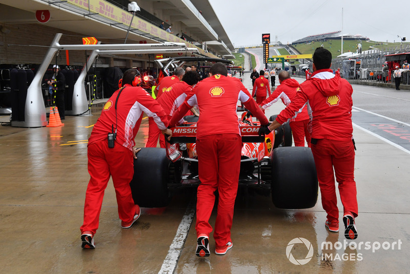 Mekanik Ferrari mendorong SF71H