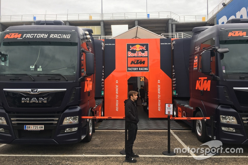 Johann Zarco wacht voor de pitbox van KTM
