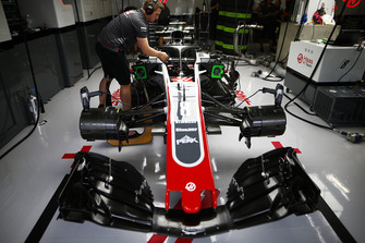 Ingegneri al lavoro sulla monoposto di Romain Grosjean, Haas F1 Team VF-18, nel garage