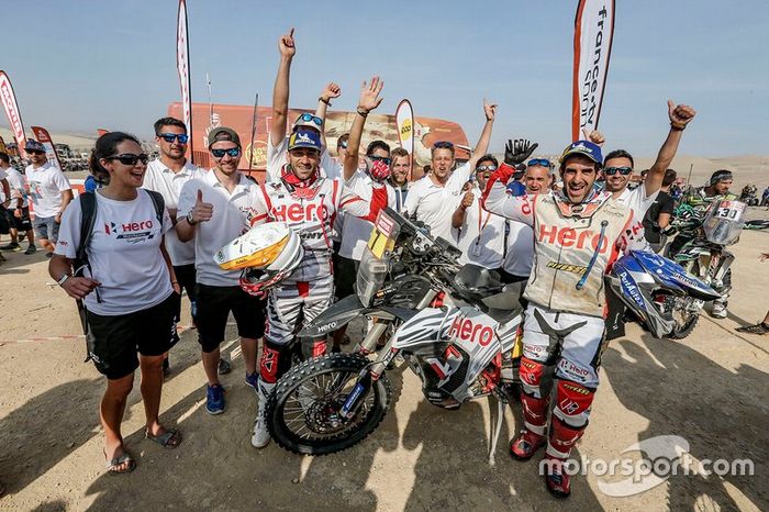 Joaquim Rodrigues, Oriol Mena con miembros del equipo HERO Motorsports
