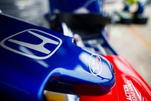 Logo Toro Rosso su un musetto in pit lane