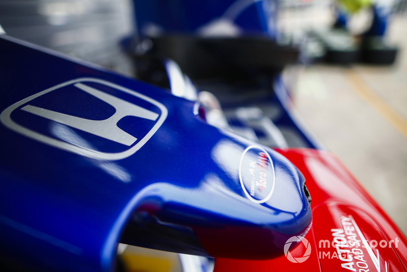 Logo Toro Rosso su un musetto in pit lane