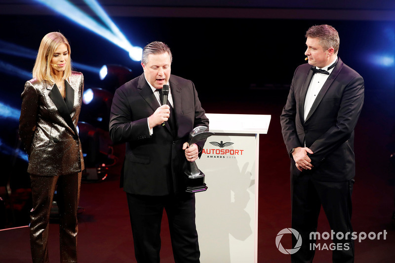 Zak Brown ritorna sul palco per consegnare il "Gregor Grant Award" a Stephane Ratel