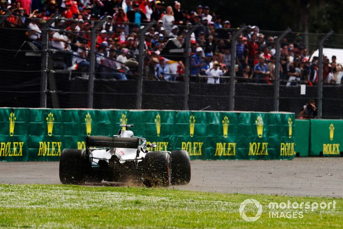 Lewis Hamilton, Mercedes AMG F1 W09 EQ Power+, corre sobre la hierba mientras él lucha con Daniel Ricciardo, Red Bull Racing RB14