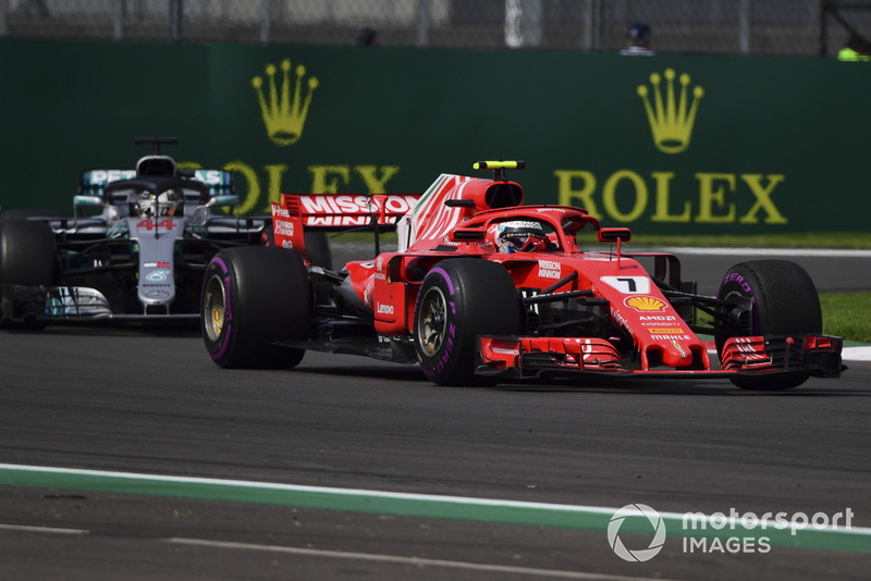 Kimi Raikkonen, Ferrari SF71H y Lewis Hamilton, Mercedes AMG F1 W09 EQ Power+