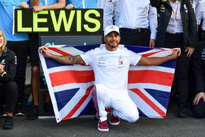 Lewis Hamilton, Mercedes AMG F1 celebra con el equipo