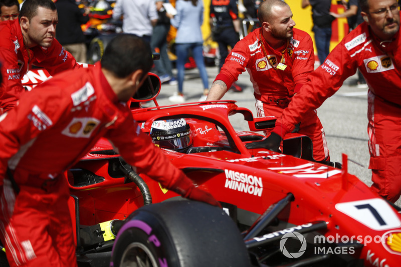 Механики катят Ferrari SF71H с Кими Райкконеном внутри