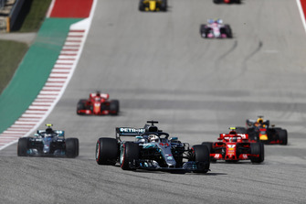 Lewis Hamilton, Mercedes AMG F1 W09 EQ Power+, voor Kimi Raikkonen, Ferrari SF71H, Valtteri Bottas, Mercedes AMG F1 W09 EQ Power+, Daniel Ricciardo, Red Bull Racing RB14, Sebastian Vettel, Ferrari SF71H, en de rest van het veld