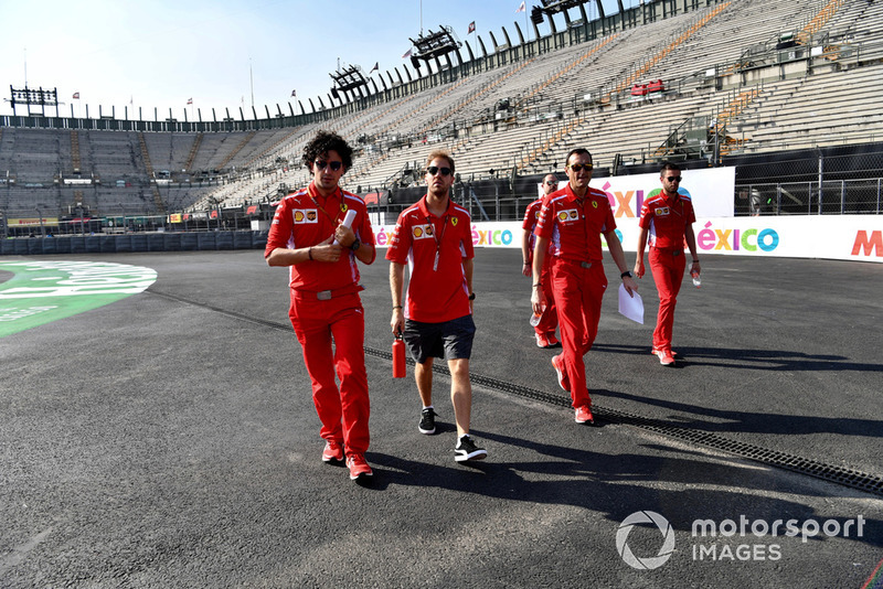 Sebastian Vettel, Ferrari, fait une reconnaissance de la piste