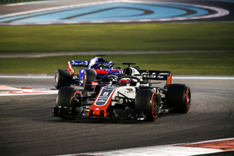 Romain Grosjean, Haas F1 Team VF-18, precede Brendon Hartley, Toro Rosso STR13
