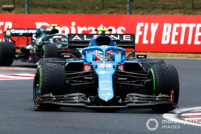 Esteban Ocon, Alpine A521, Sebastian Vettel, Aston Martin AMR21