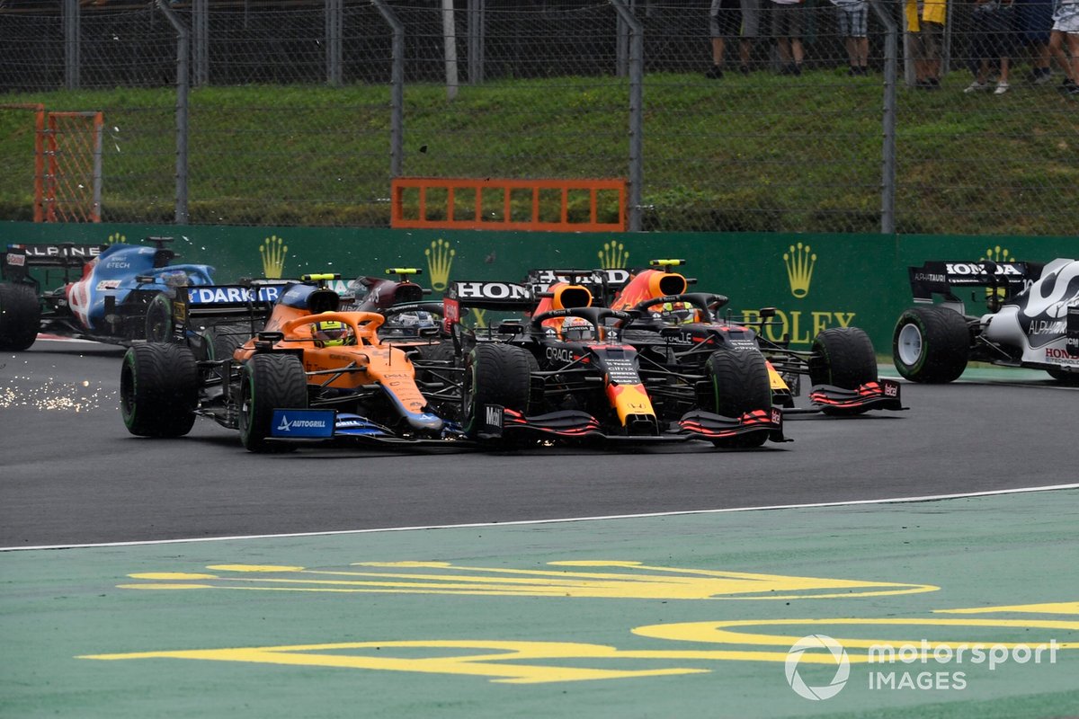 Valtteri Bottas, Mercedes W12, Lando Norris, McLaren MCL35M, Max Verstappen, Red Bull Racing RB16B, et Sergio Perez, Red Bull Racing RB16B, entrent en collisions