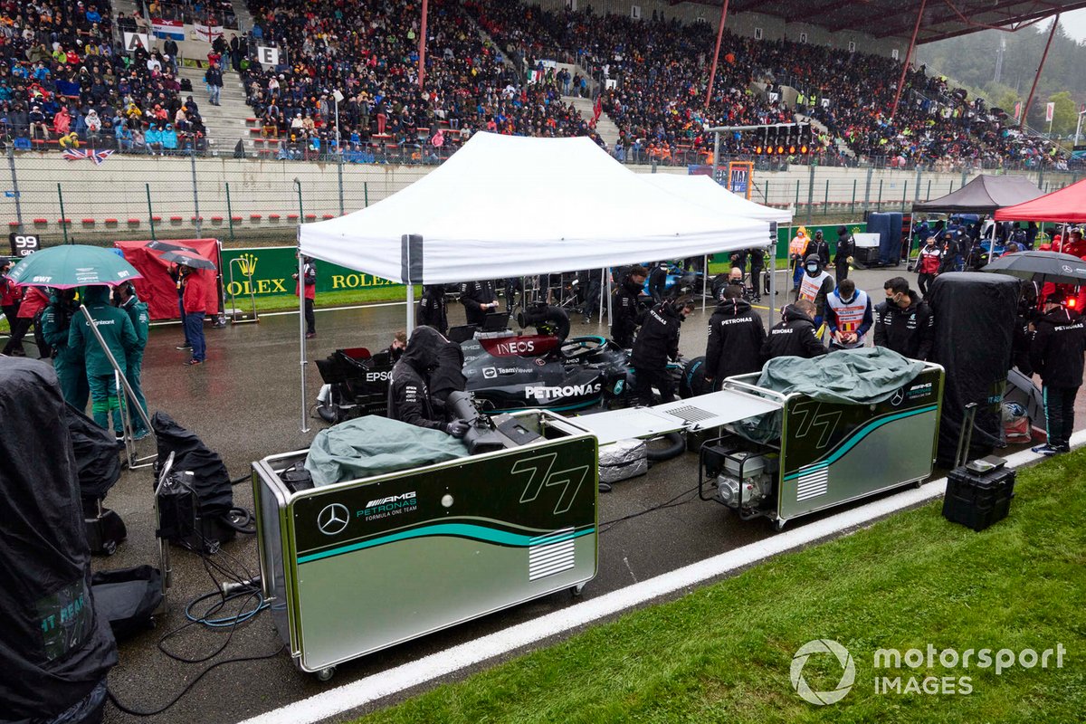 Mecánicos en la parrilla con el coche de Lewis Hamilton, Mercedes W12
