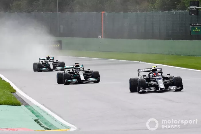 Pierre Gasly, AlphaTauri AT02, Lewis Hamilton, Mercedes W12, Valtteri Bottas, Mercedes W12