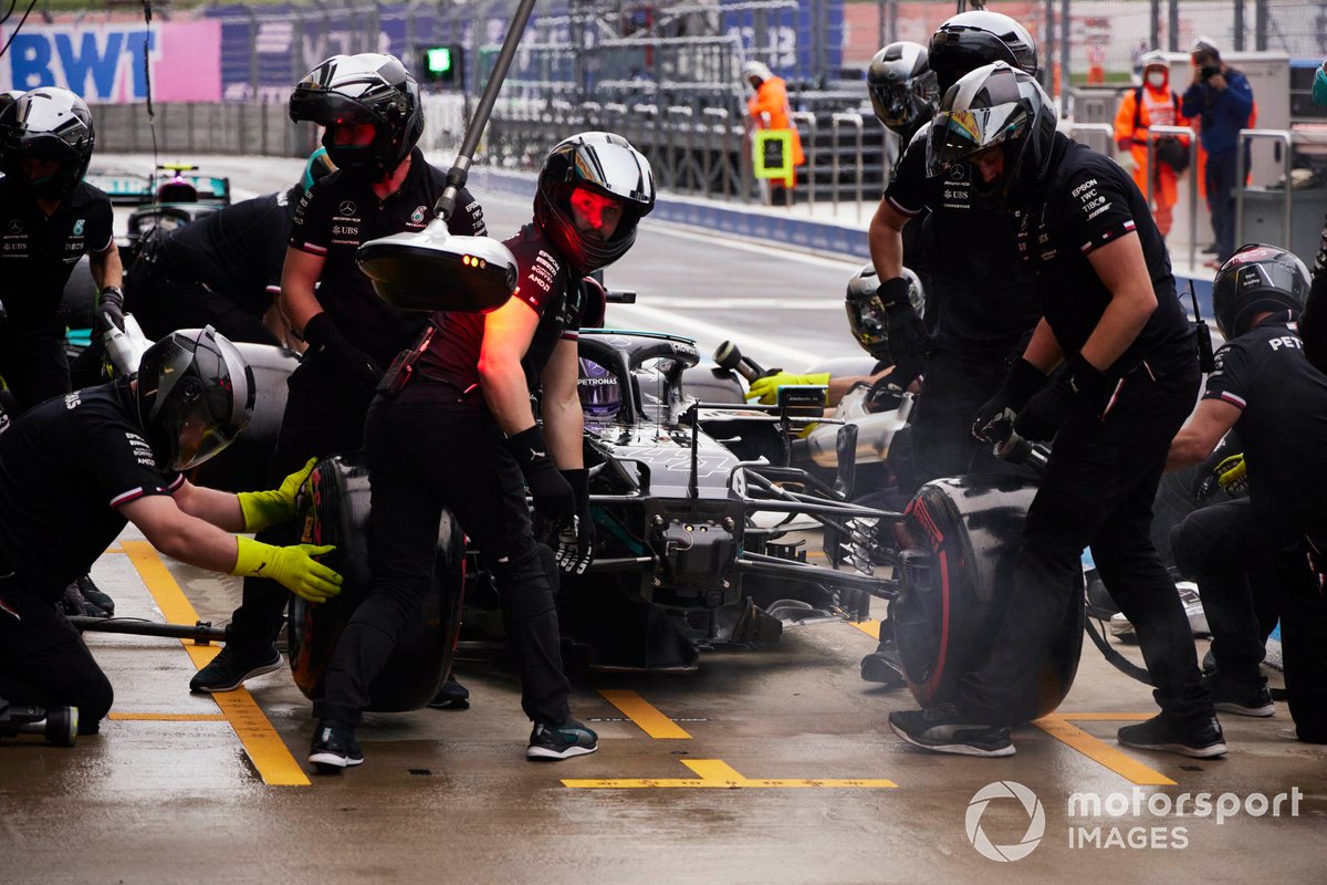 Los mecánicos sustituyen el alerón delantero del coche de Lewis Hamilton, Mercedes W12, durante la clasificación