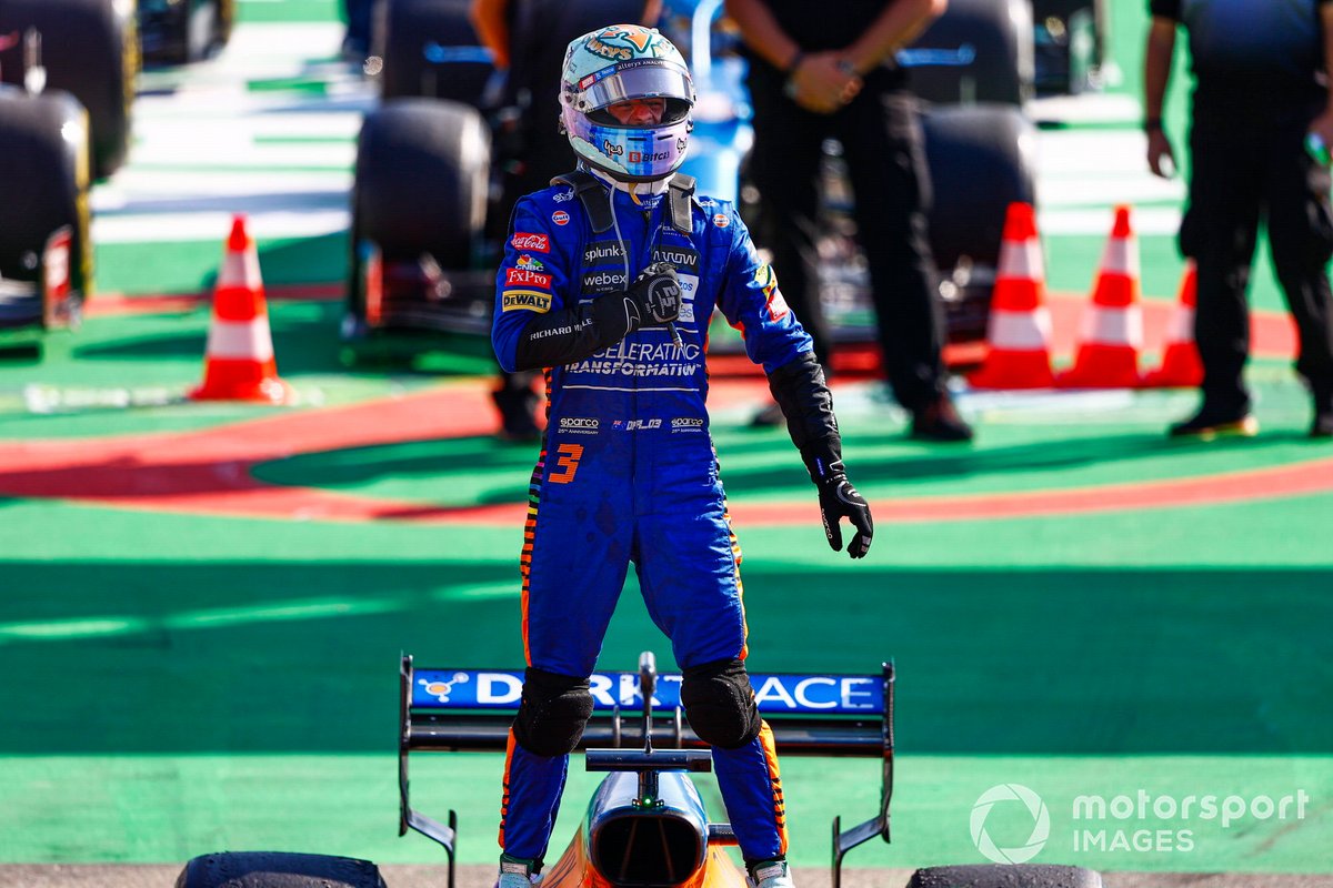 Daniel Ricciardo, McLaren, 1a posizione, festeggia all'arrivo nel Parc Ferme