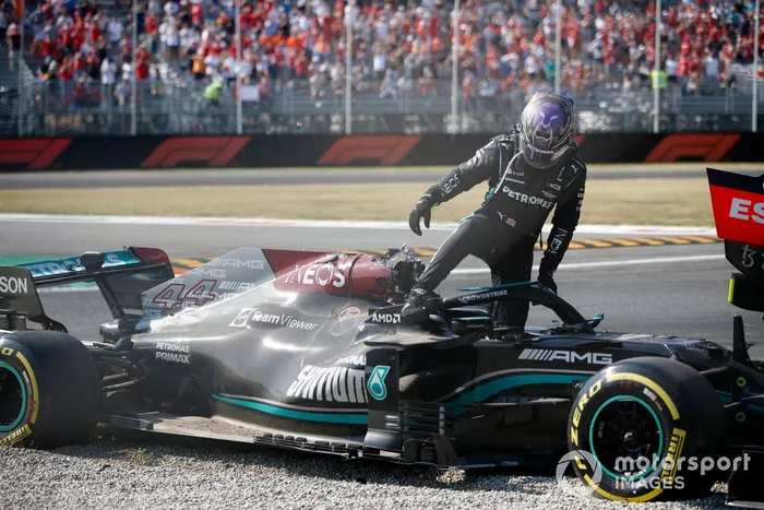 Lewis Hamilton, de Mercedes, se baja de su coche tras chocar con Max Verstappen, de Red Bull Racing