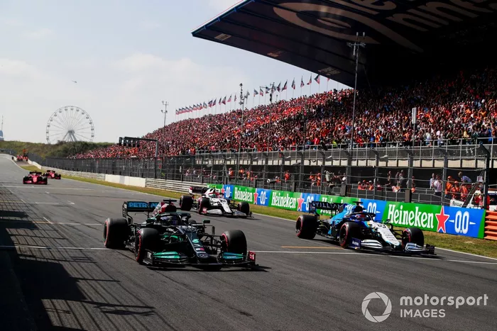 Lewis Hamilton, Mercedes W12, George Russell, Williams FW43B, en la parrilla al final de la FP1
