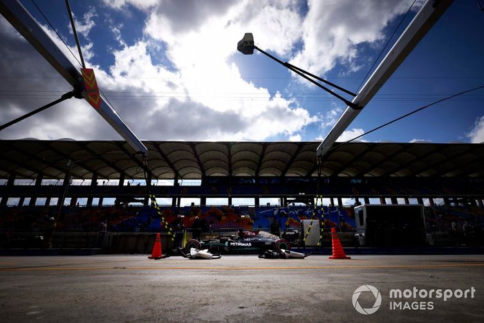 Lewis Hamilton, Mercedes W12, en el pit lane