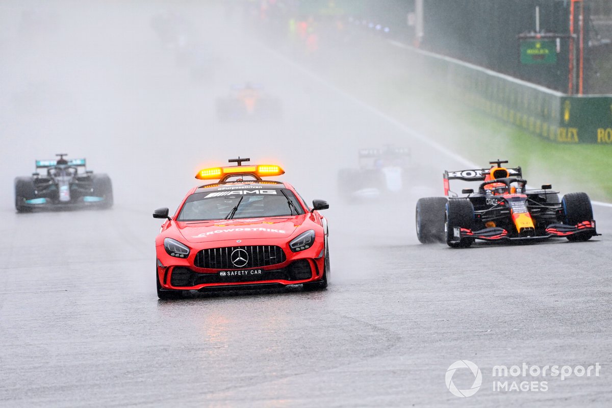 La Safety Car, Max Verstappen, Red Bull Racing RB16B, George Russell, Williams FW43B, e Lewis Hamilton, Mercedes W12