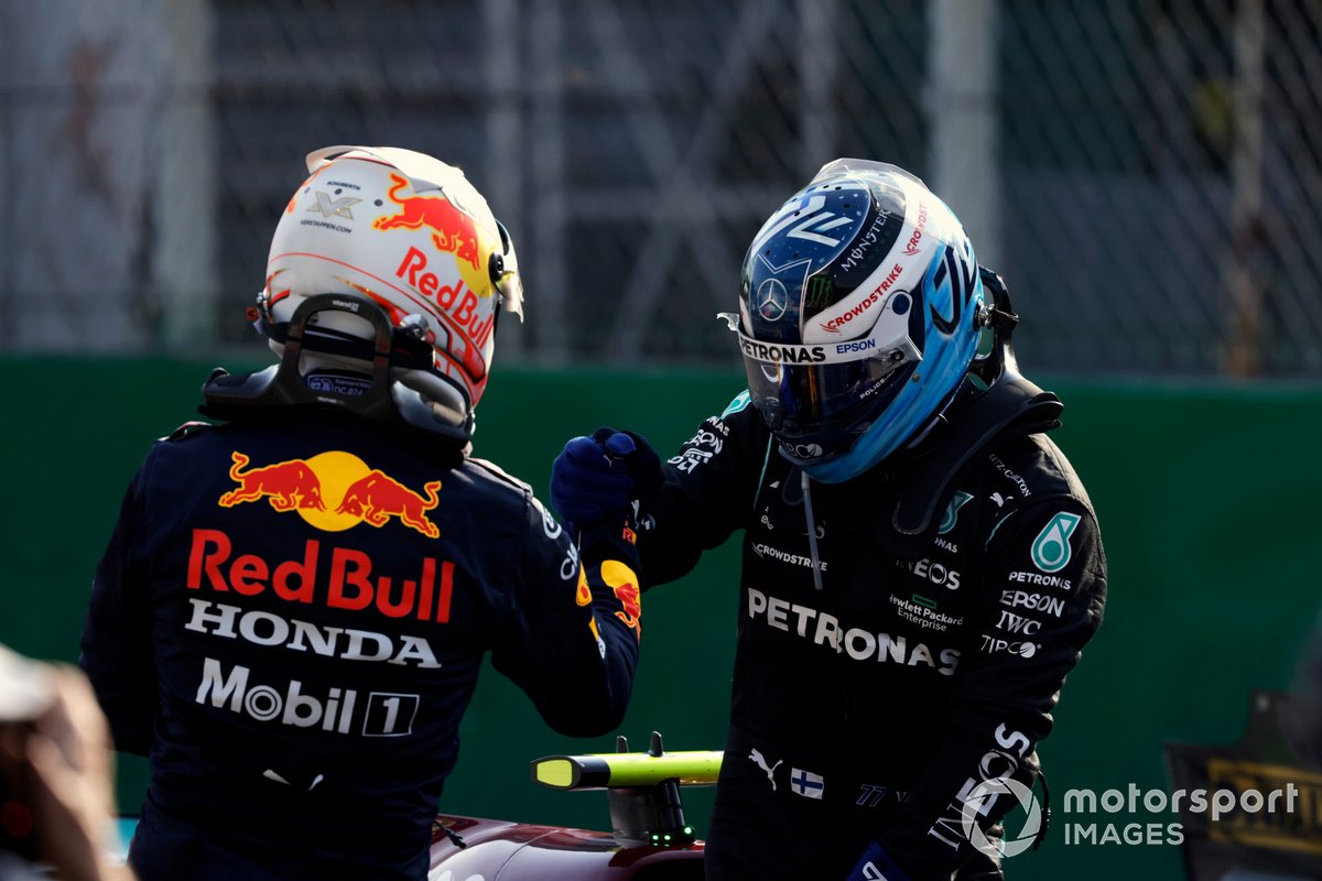 Max Verstappen, Red Bull Racing, segundo y el ganador carrera sprint y pole position Valtteri Bottas, Mercedes, en Parc Ferme