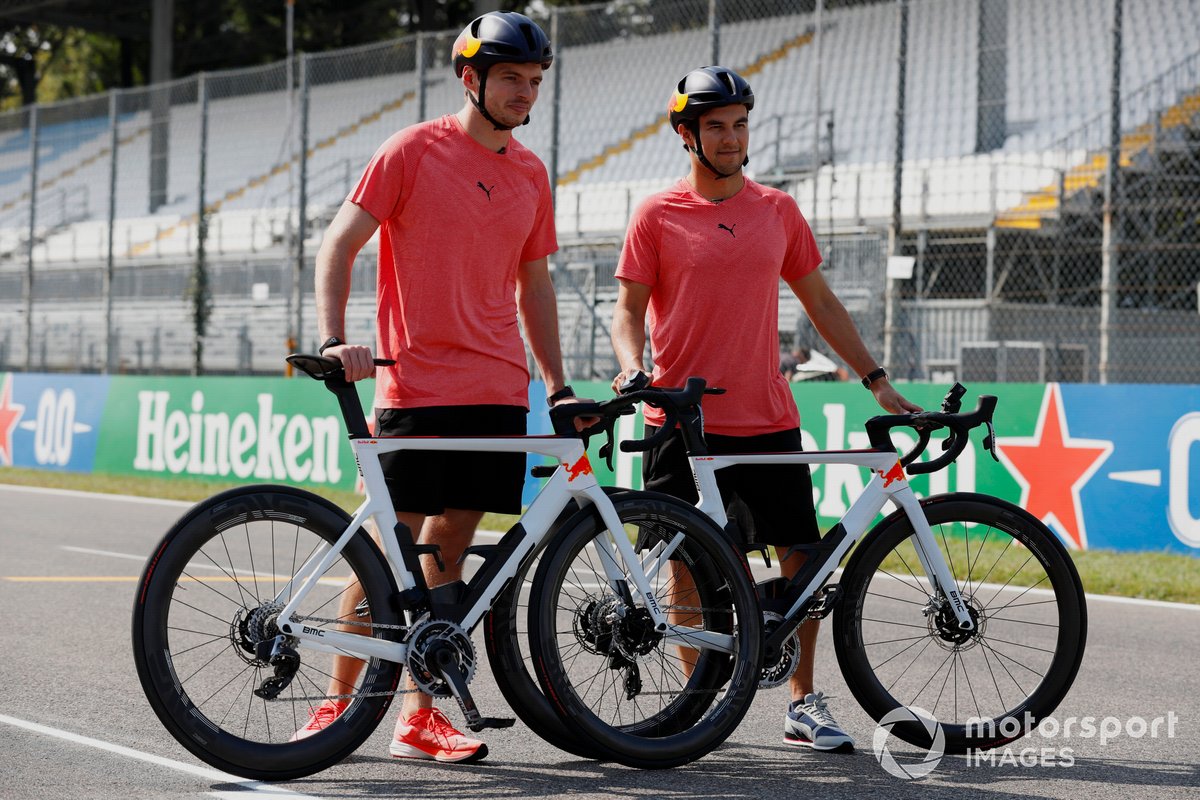 Max Verstappen y Sergio Pérez (Red Bull Racing RB16B) en bicicleta durante el track-walk.