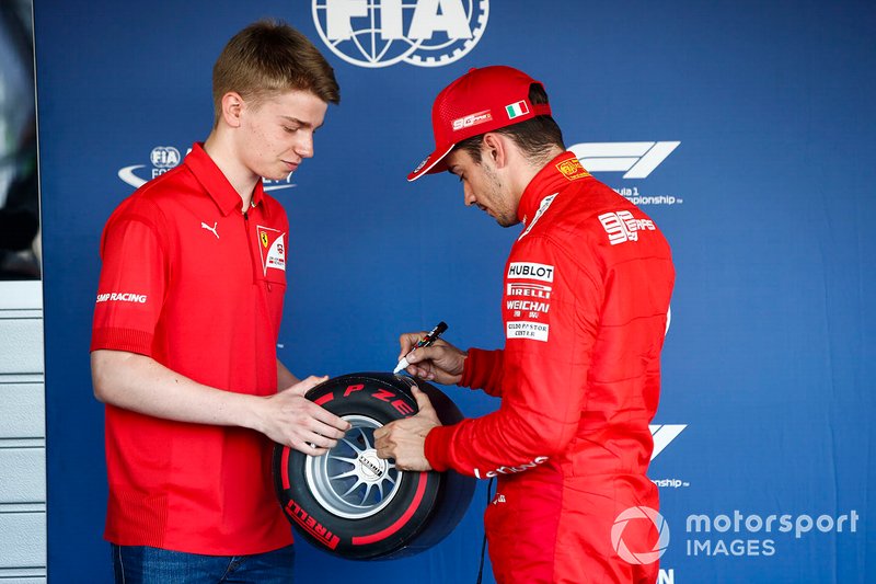 Charles Leclerc, Ferrari, fête sa pole position et reçoit son trophée des mains de Robert Shwartzman, PREMA Racing 