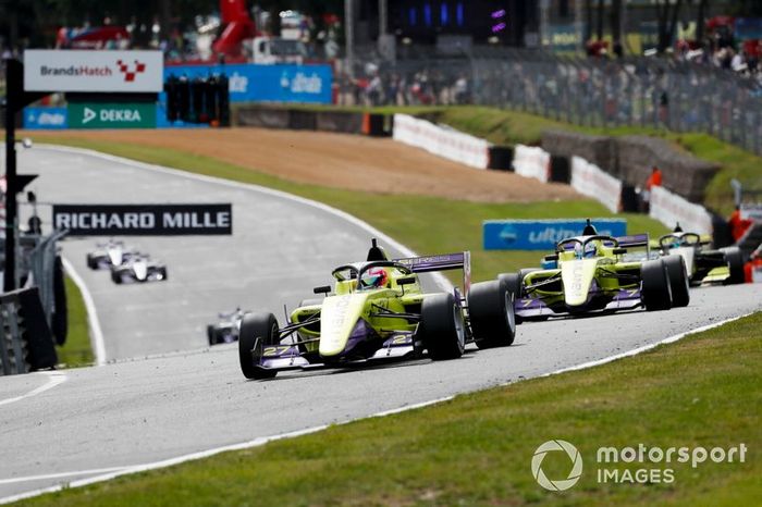 Alice Powell y Emma Kimilainen en la salida